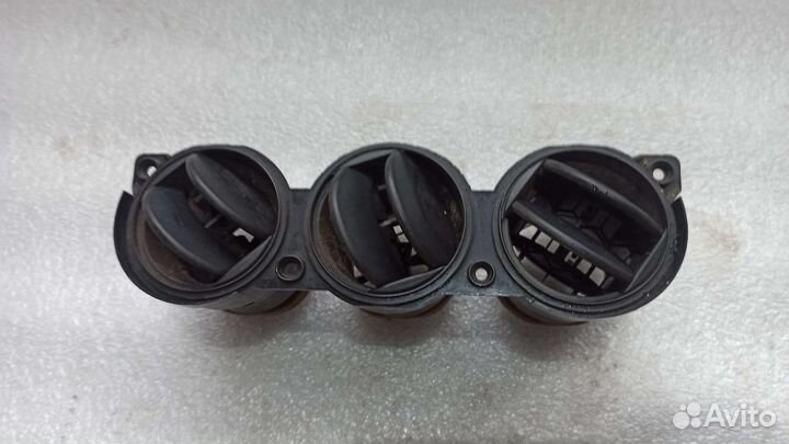 Дефлектор воздуховода центральный Mazda 6GG