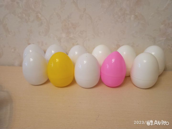 Яйца от киндер сюрпризов + шары от мармелада