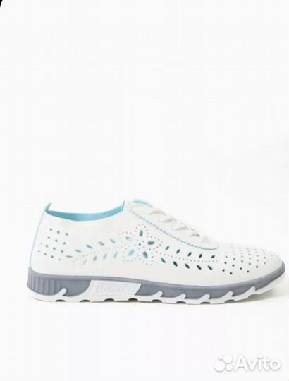 Кроссовки женские