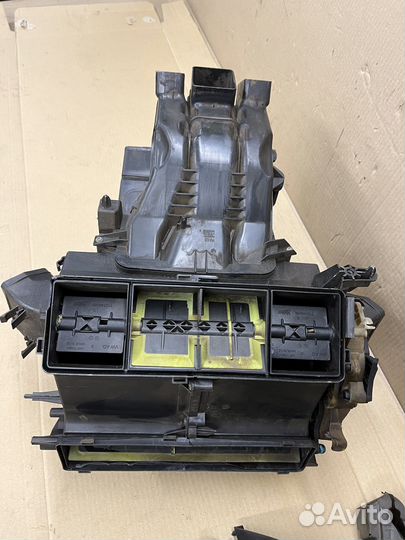 Курпус печки с заслонками левый Октавия 3, Ауди А3