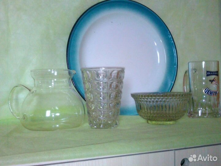 Стеклянная посуда и блюдо
