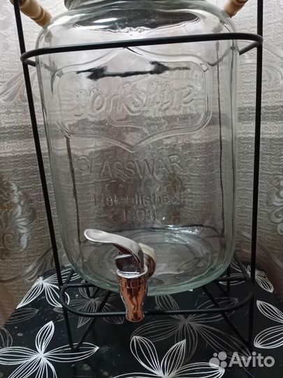 Банка с краном на подставке