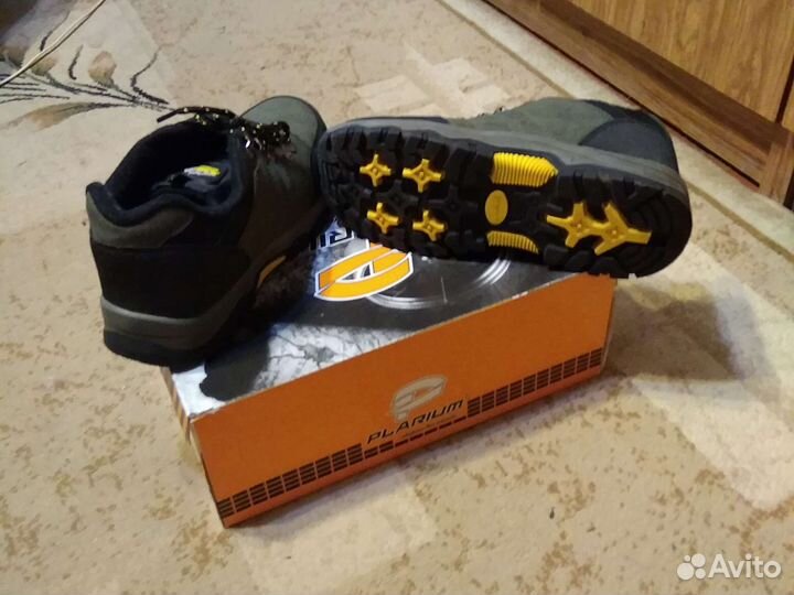 Треккинговые кроссовки