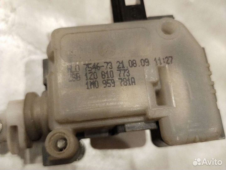 Моторчик лючка бензобака 1Z0810773