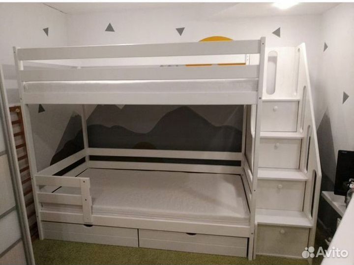 Двухъярусная детская кровать с лестницей комодом