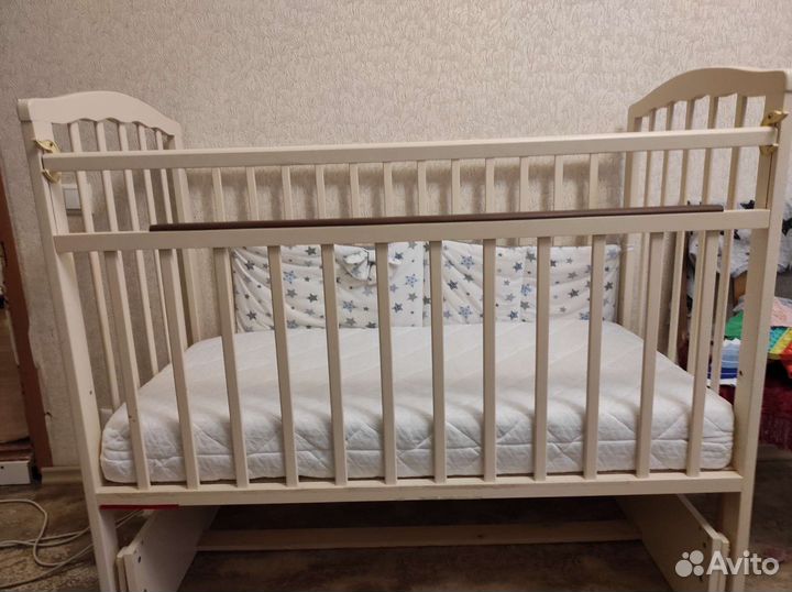 Детская кроватка с поперечным маятником