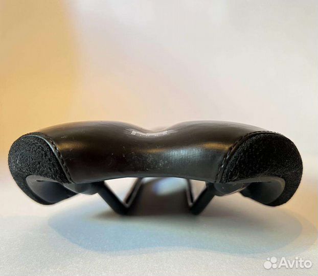 Легкое седло с желобком Octane Rocker 140см