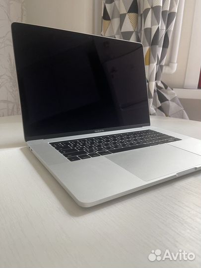 Macbook pro 15 touch bar