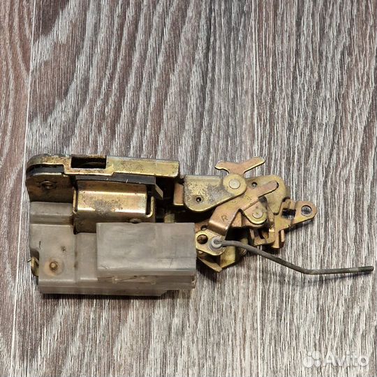 Замок двери передней правой VW T4