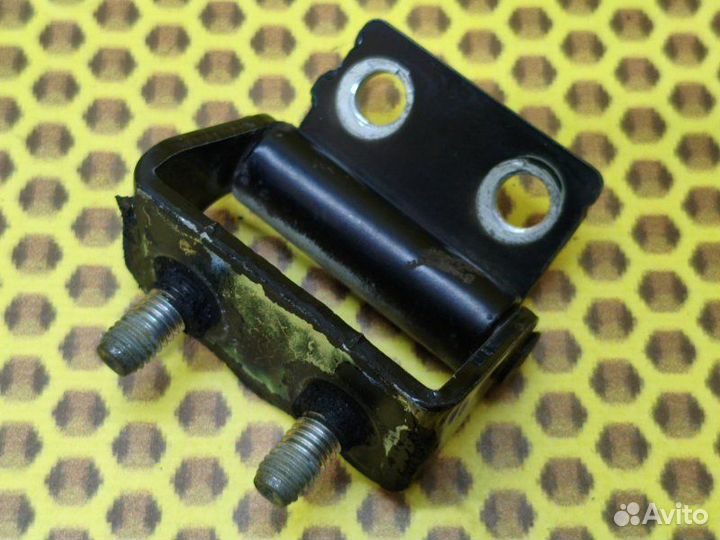 Петля крышки багажника правая Mitsubishi Outlander