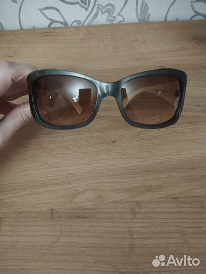 Солнцезащитные очки escada