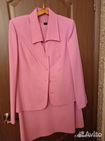 Костюмы (жакет и юбка) 2 комплекта