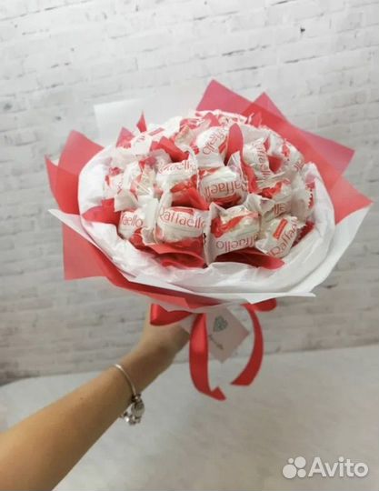 Букет с конфетами рафаелло,подарок на 8 марта