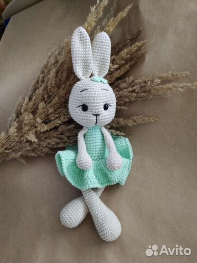 Вязаная игрушка Зайка в платье