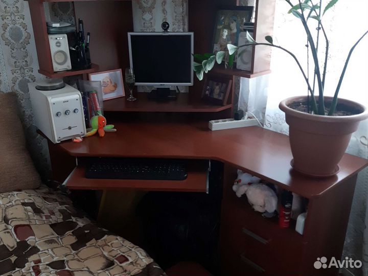 Угловой компьютерный стол