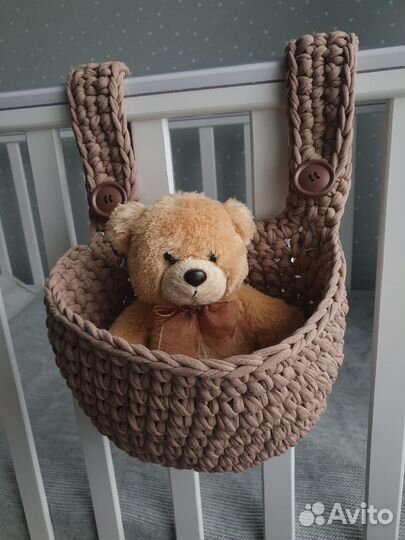 Подвесная вязаная корзина на кроватку