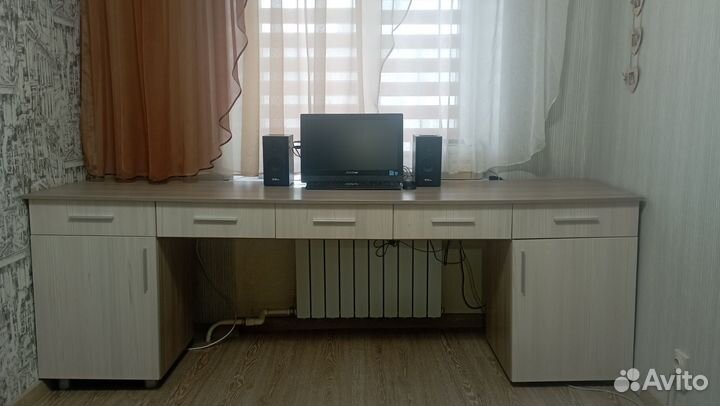 Письменный стол для школьника на двоих