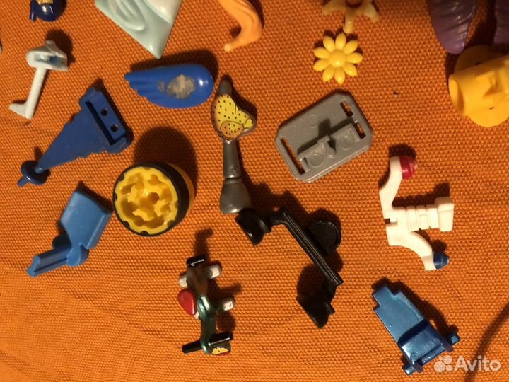 Россыпь частей от фигурок киндер сюрприз