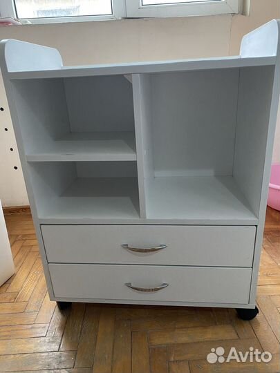 Столик шкаф для косметолога на колесиках