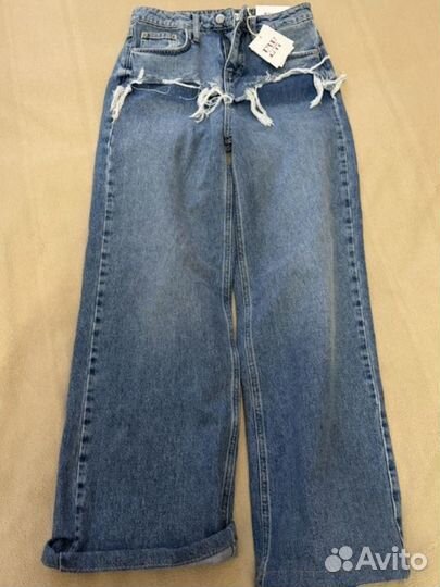 Женские вещи джинсы и рубашка