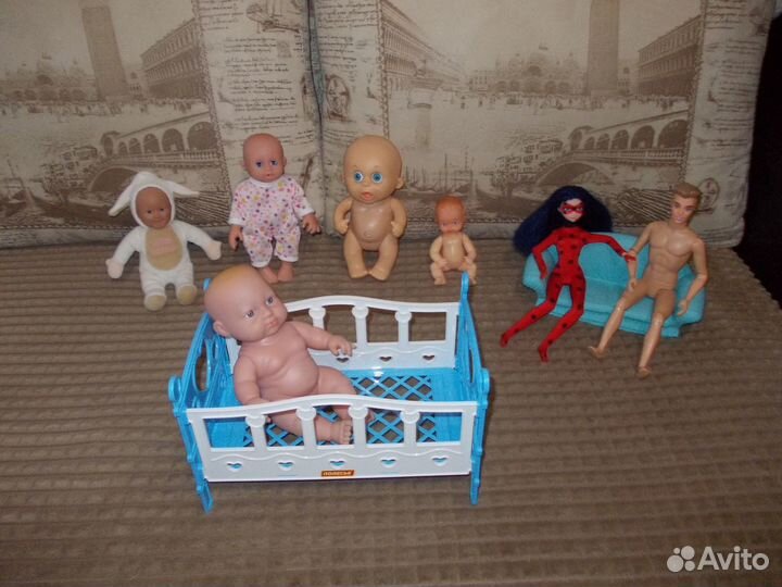 Игрушки куклы, пупсы, кроватка и диван для кукол