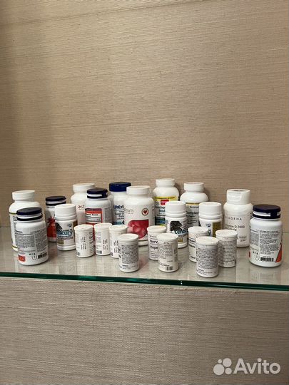 Пустые стеклянные и пласт. баночки от витаминов