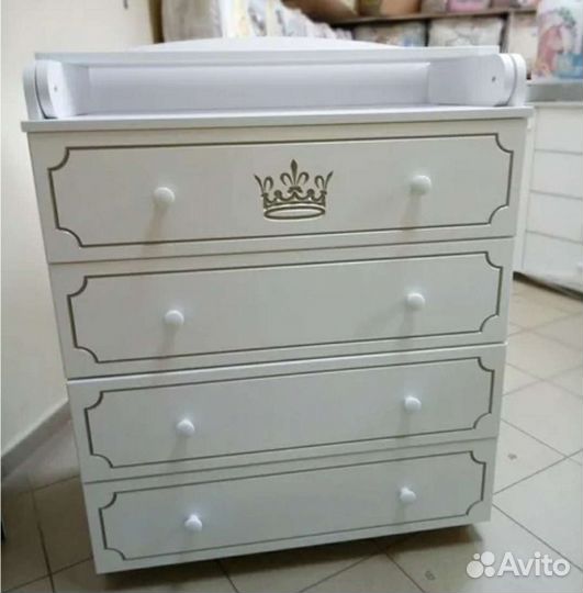 Комод с пеленальным столом на колесах