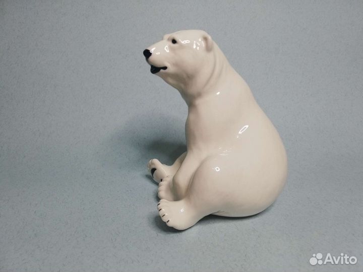 Фарфоровая статуэтка Белый медведь