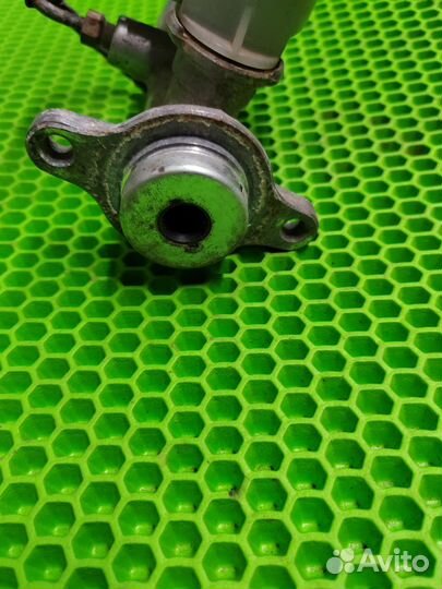 Главный тормозной цилиндр Nissan Primera P10