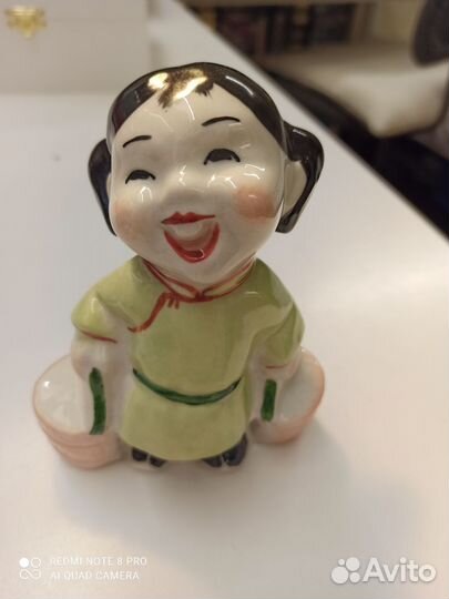 Фарфоровая статуэтка девочка