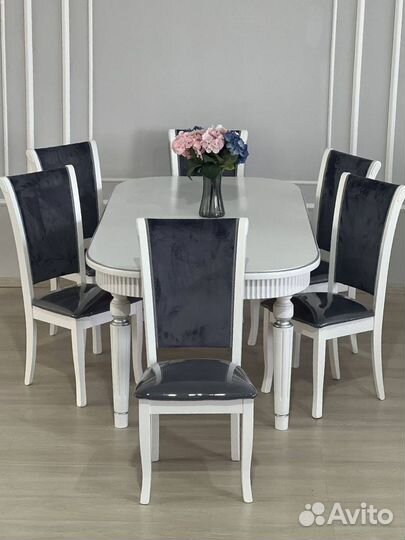 Стол обеденный. В наличии