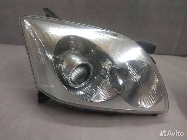 Фары на Toyota Avensis 250