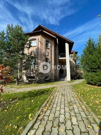 Коттедж 614 м² на участке 12 сот.