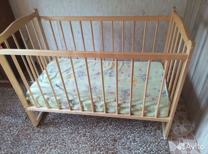 Детская кроватка с маятником