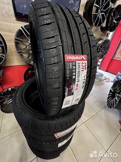 RoadX RXMotion U11 245/40 R19 и 275/35 R19 100Y