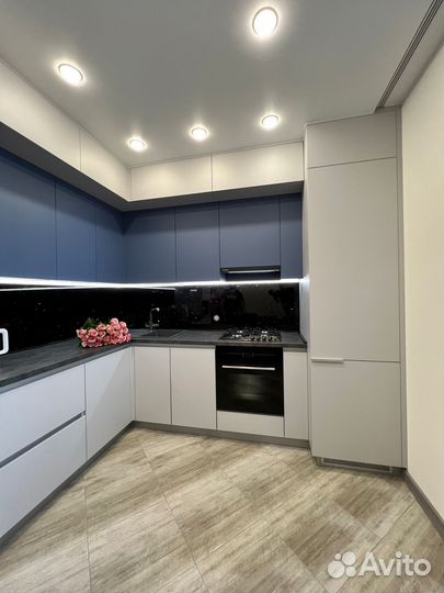 Угловая кухня под потолок на заказ в Омске