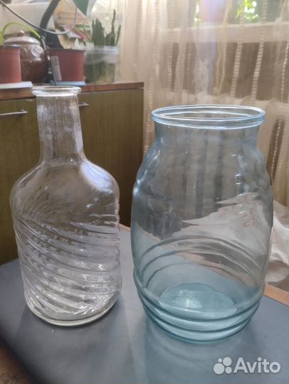 Графин и бочонок банка