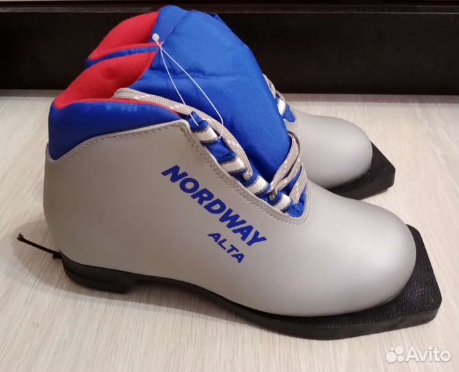 Новые лыжные ботинки (р. 33)