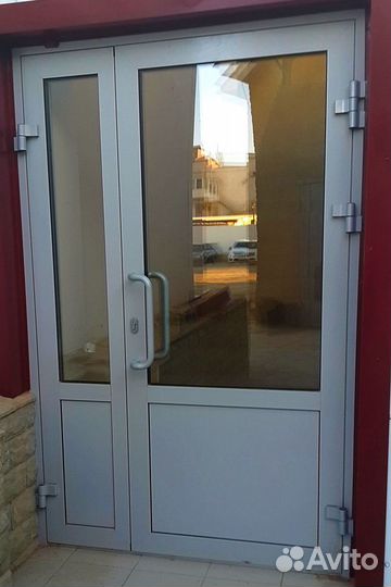 Дверь алюминиевая стеклянная