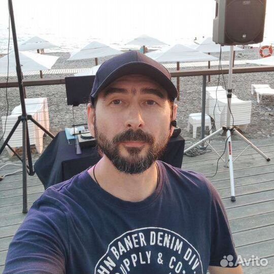 Диджей с оборудованием в Сочи