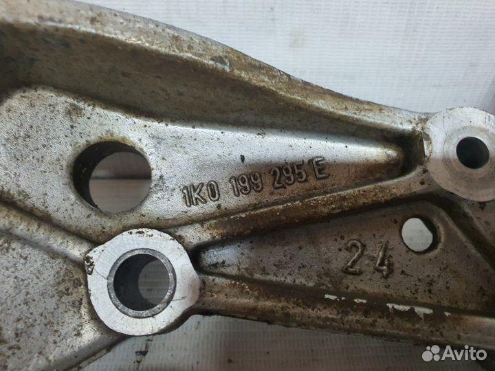 Кронштейн переднего левого рычага передний левый