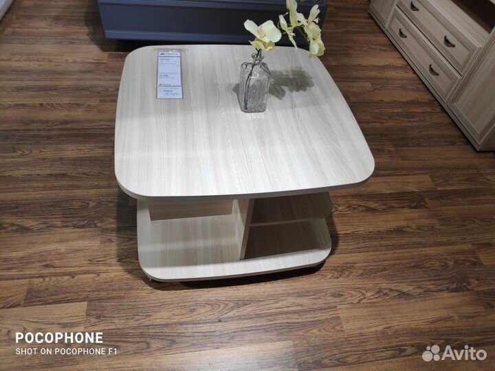 Журнальный столик на колесах новый