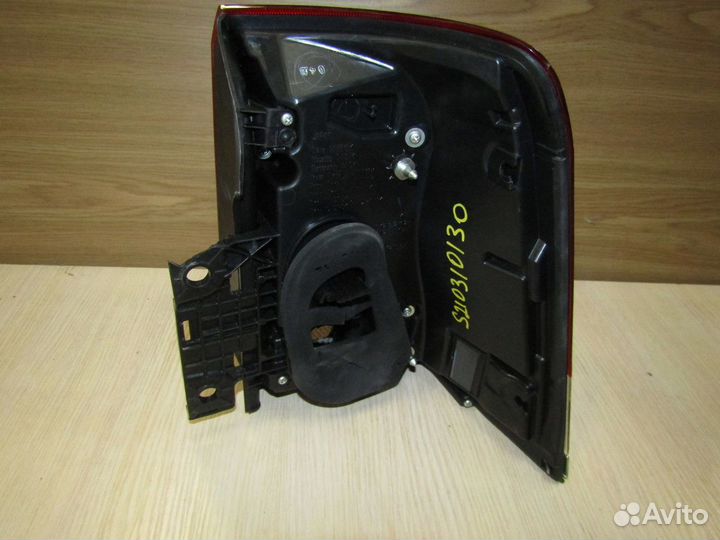 Фонарь задний наружный левый Toyota Land Cruiser