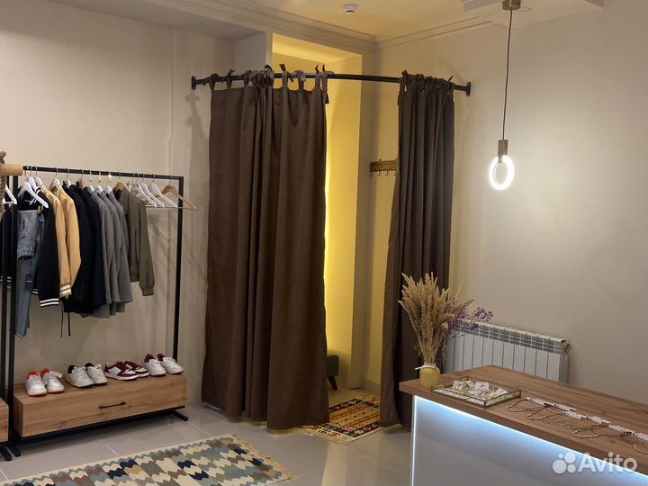 Сдаются рейлы в магазине женской одежды