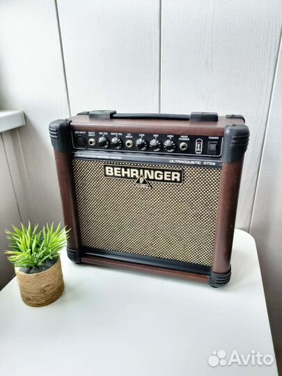 Комбоусилитель Behringer AT108