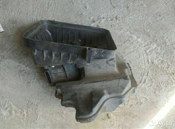 Корпус воздушного фильтра Mitsubishi Space Wagon