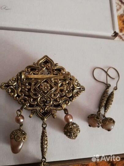 Броши, серьги
