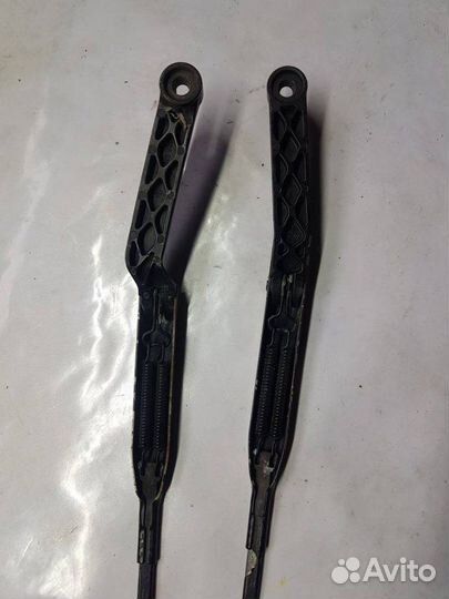 Поводок стеклоочистителя Audi 100 4A2 AAH 1992