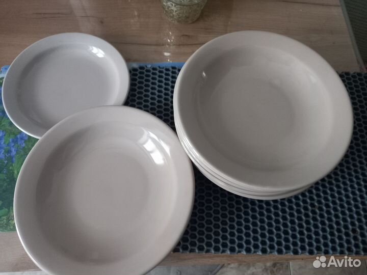 Тарелки и блюдца