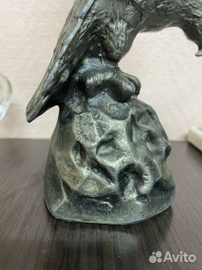 Бронзовая статуэтка орел